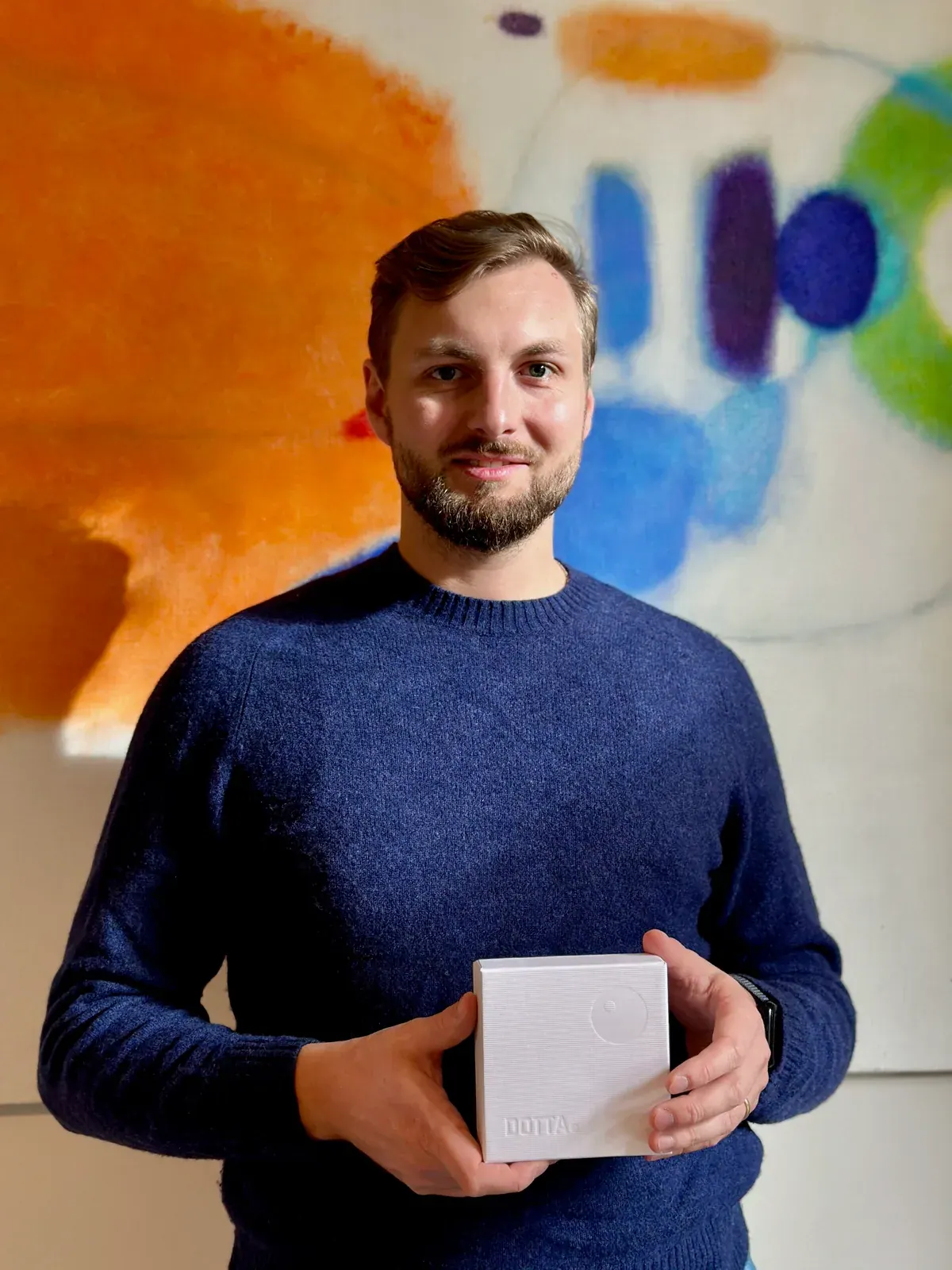 Ondřej, zakladatel DOTTY, drží krabičku DOTTA