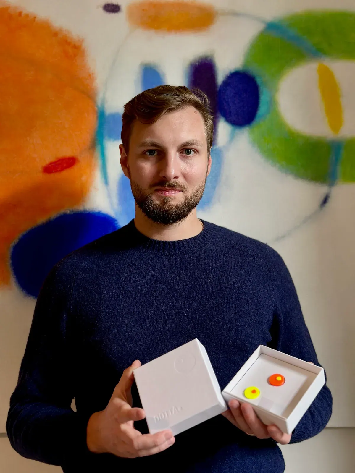 Ondřej otevírá krabičku se dvěma ovladači DOTTA