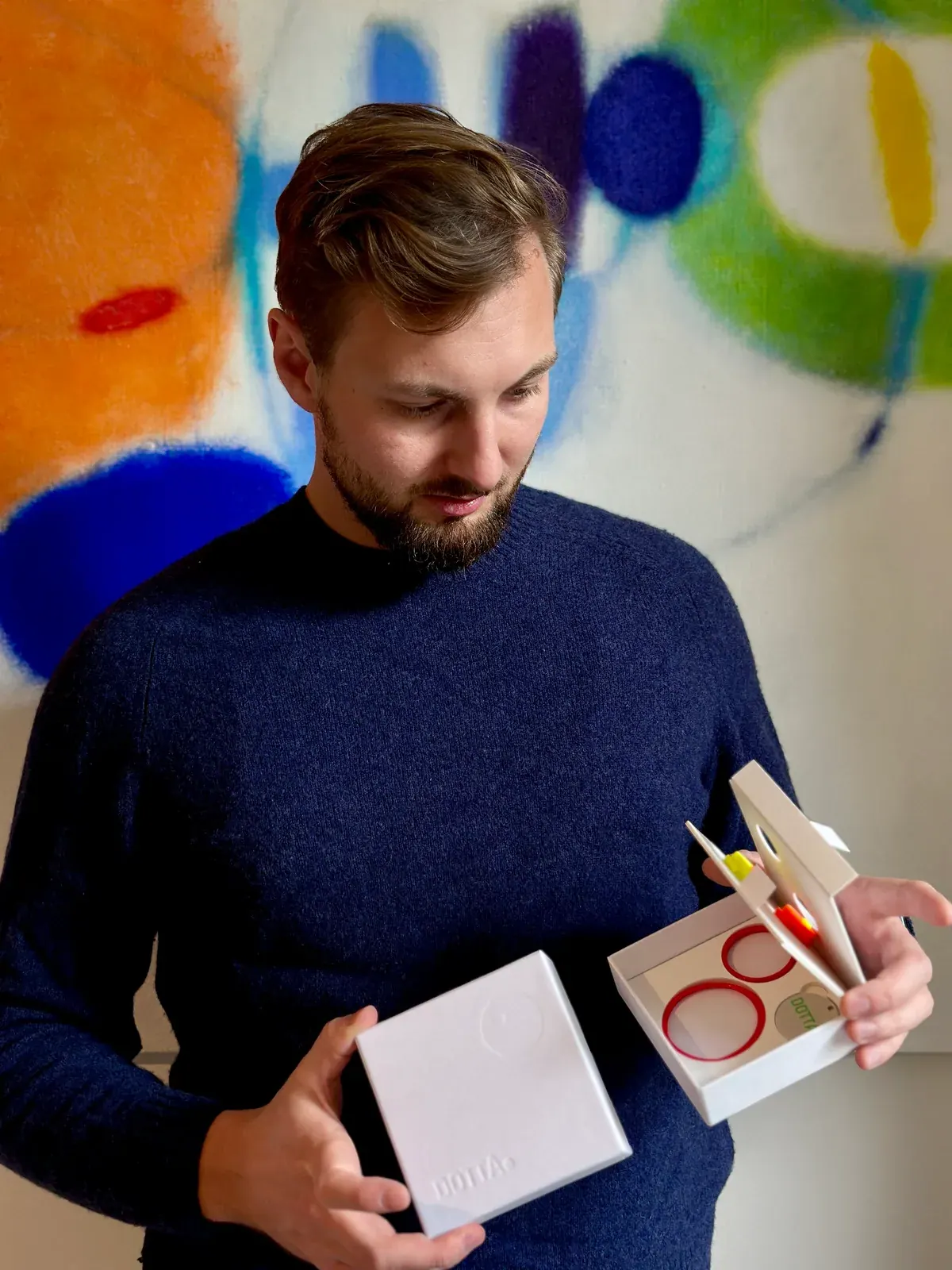Ondřej se dívá do krabičky s O-kroužky DOTTA