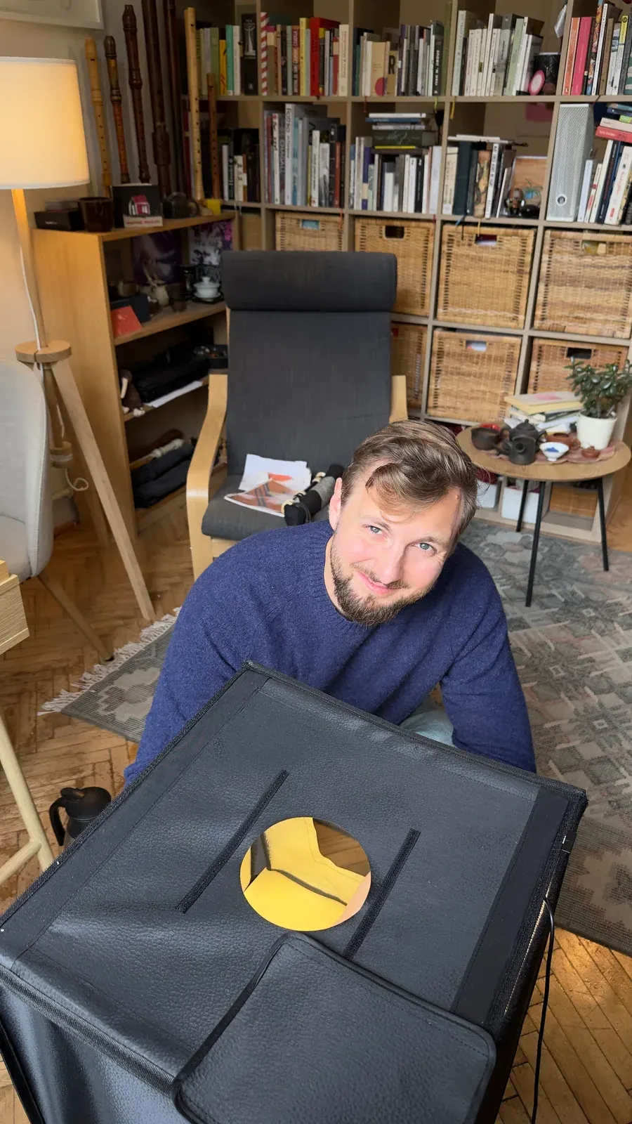 Ondřej s úsměvem za foto-boxem doma v obýváku