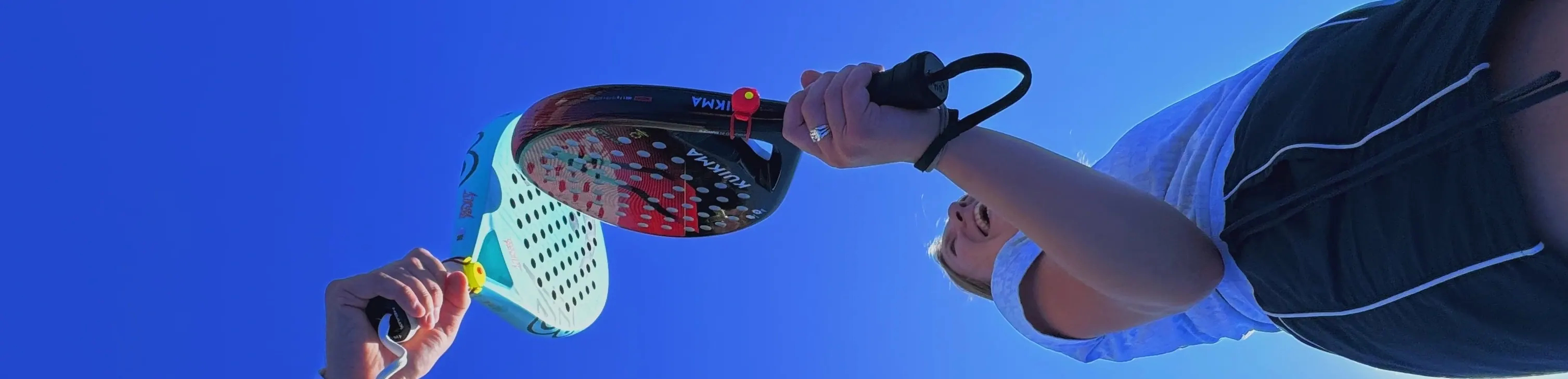Dva hráči si ťukají raketami s DOTTA ovladači proti obloze po vyhraném bodu